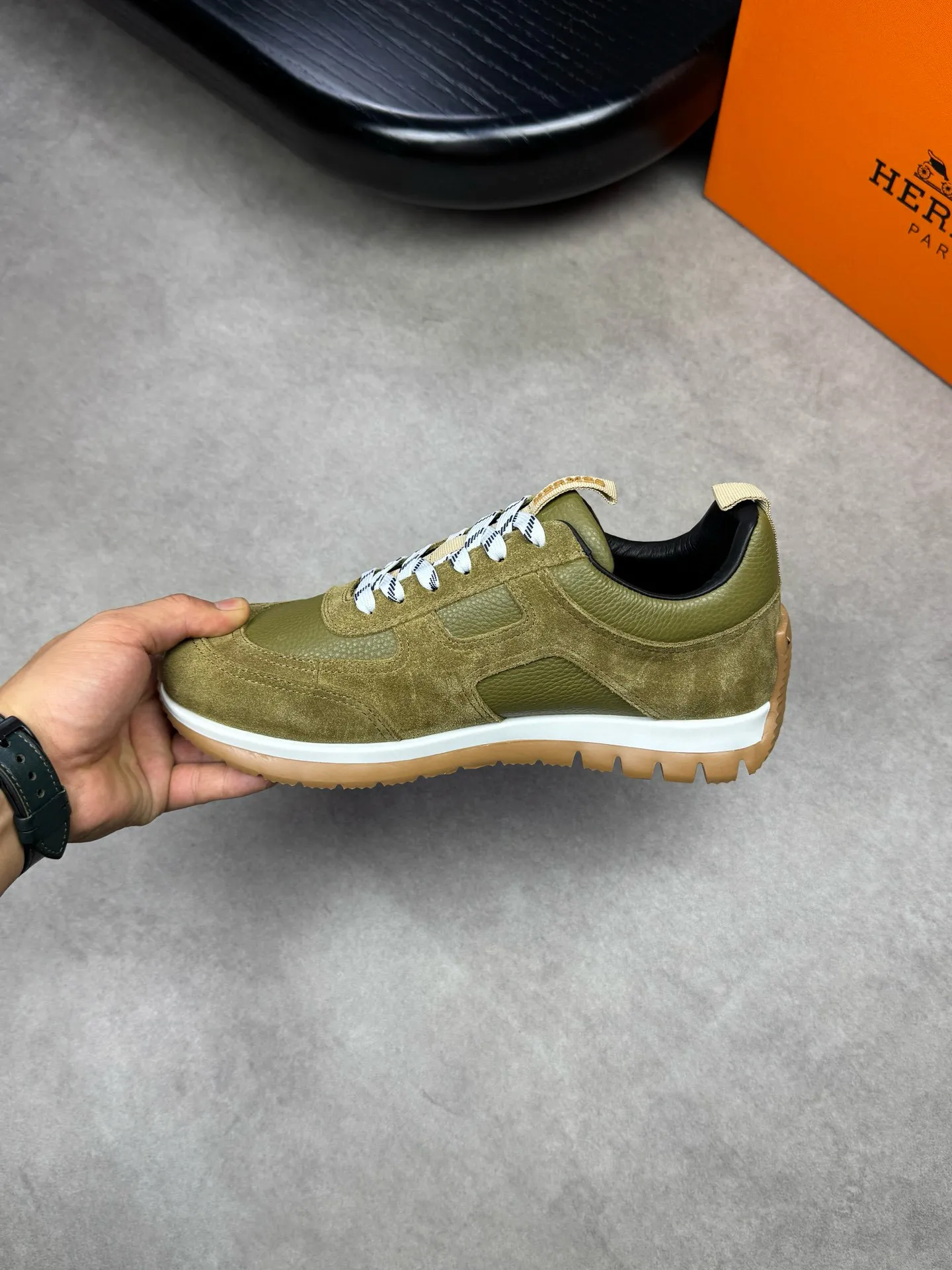 [HERMES] Hermes men's shoes 💰: 800💰 - High-end quality original items 🔍🔍🔍 casual sports shoes - Upper: 🔝 pebbled calfskin, suede calfskin, shoe body forged ´H´ totem, tongue webbing injection molded brand logo - Lining: brand canvas, foot pads; water-dyed cowhide -Outsole: Ultra-light T men's shoes 💰U foam; two-color molded outsole -Ultra-high quality control and fine workmanship: highlighted (high-end, extravagance, grade) -Size: 38-44 (45, can be customized)